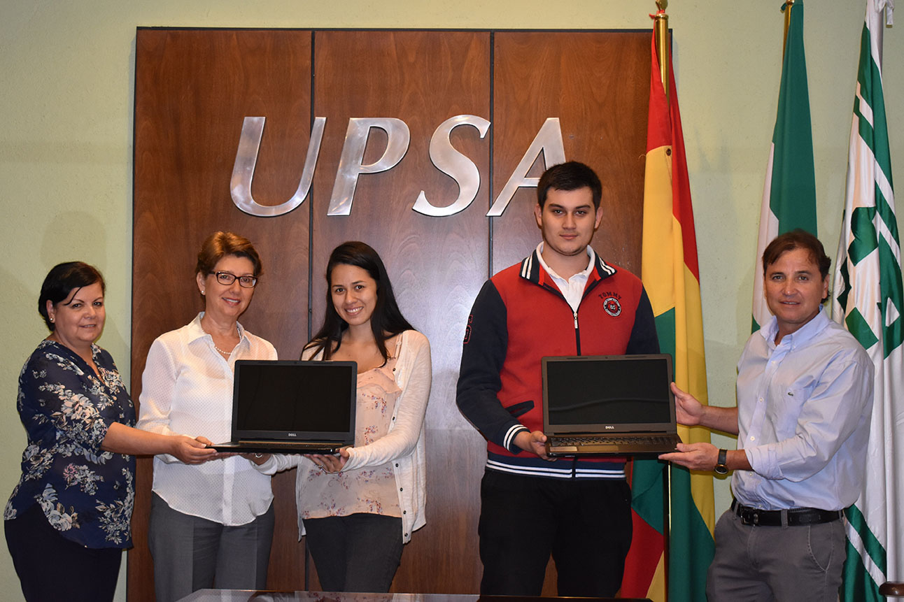Entrega de dos computadoras sorteadas entre participantes de encuesta de la OEA